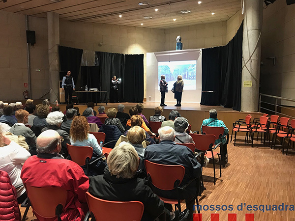 SOCIETAT: Els Mossos d'Esquadra realitzen un taller amb representació teatral per a gent gran a Sant Feliu 