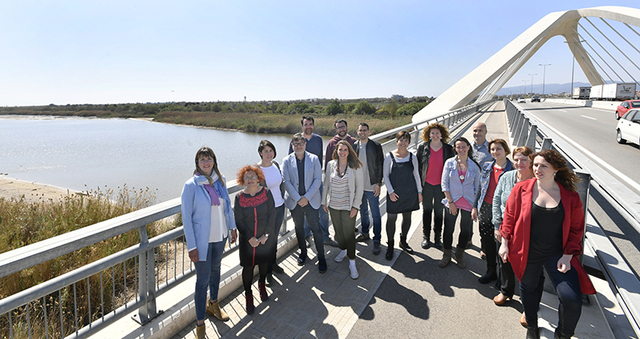 Foto de família en el Pont Nelson Mandela d'El Prat de Llobregat