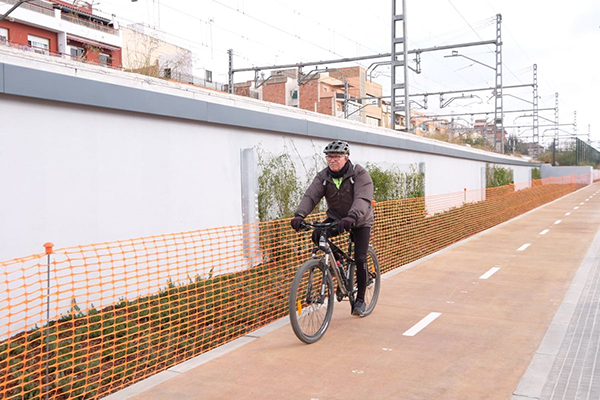 SOCIETAT: Finalitzen les obres del nou carril bici del carrer de Barcelona de Gavà