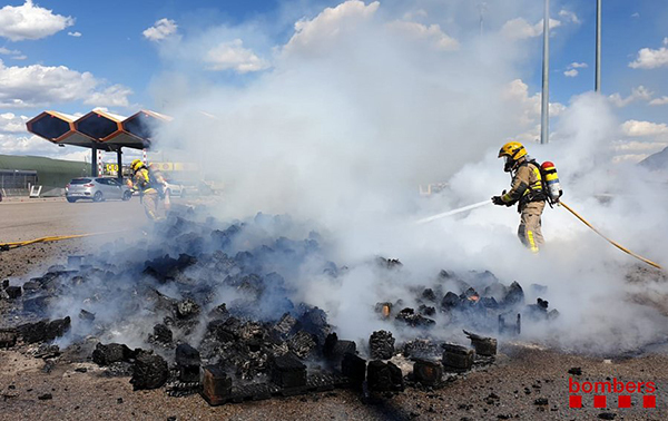 SUCCESSOS: Cremen 190 palès de fusta d’un camió a tocar del peatge de Martorell