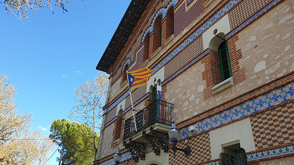 POLÍTICA: La Junta Electoral obliga a l’Ajuntament de Begues a retirar banderes i pancartes dels espais públics