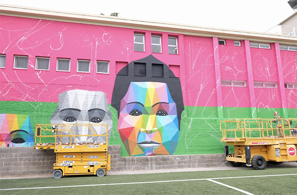  L’artista Okuda pinta un mural al Camp de Futbol de Can Tintorer 
