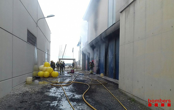 SUCCESSOS: Espectacular incendi al Centre Municipal de Vela del Prat de Llobregat 
