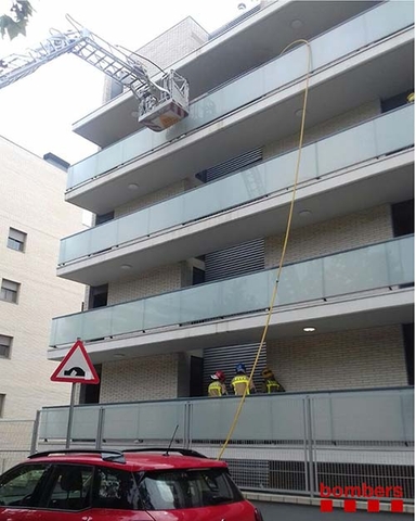 SUCCESSOS: Un incendi afecta la galeria d'un pis a Cornellà de Llobregat
