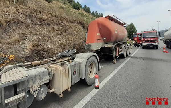 SUCCESSOS: Els residus orgànics que duia el camió incendiat a Castellbisbal no han arribat al riu Llobregat