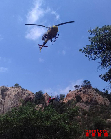 SUCCESSOS:  Rescaten amb helicòpter una excursionista prop de les Coves de Salnitre de Collbató