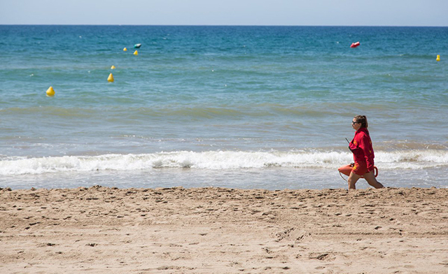 Mor un home de 59 anys ofegat en una platja de Castelldefels