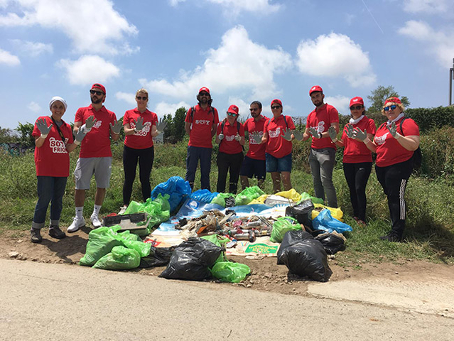 Voluntaris d’Unilever netegen de 'basuraleza' el Parc de la Marina
