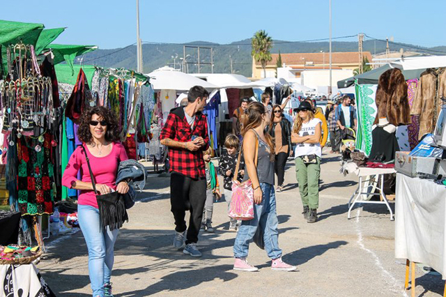 Basat en el concepte de street market, el Sant's Market es configura com un espai immillorable per gaudir del comerç local