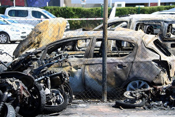  SUCCESSOS: Cremen una quarantena de vehicles al pàrquing exterior de la terminal 2 del Prat