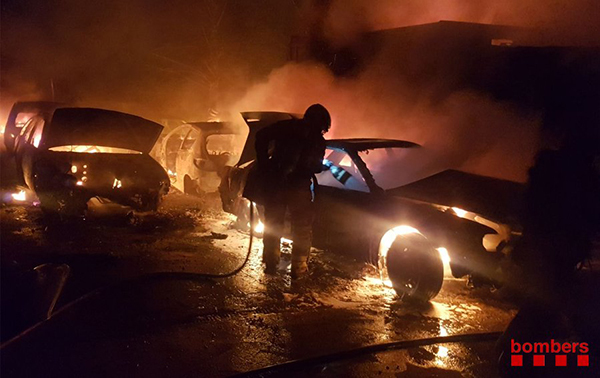 SUCCESSOS: Cremen diversos vehicles i un cobert en un incendi en un ferroveller de Vallirana