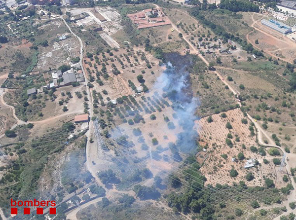  SUCCESSOS: Cremen 7.000 m2 de vegetació a la zona d’Oliveretes a Viladecans