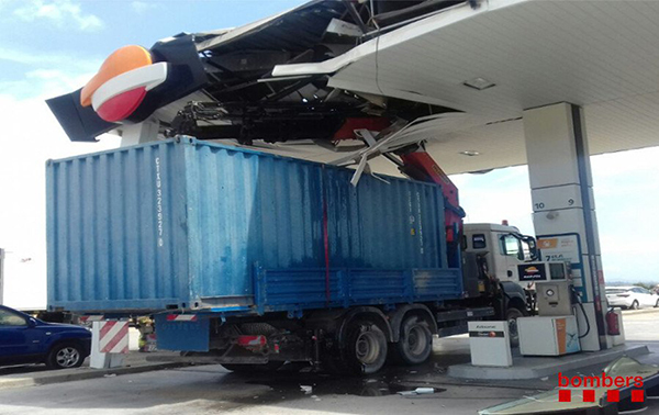 SUCCESSOS: S’encasta un camió grua en una benzinera de Sant Esteve Sesrovires