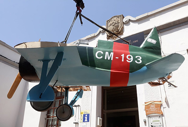 CULTURA: Un institut del Prat cedeix una maqueta d'un avió al Centre d'Estudis de la Batalla de l'Ebre de Gandesa