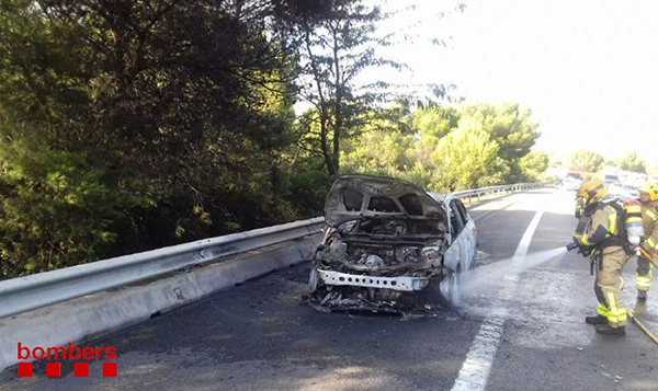 Crema un cotxe a l’AP-7 en el terme municipal de Castellví 