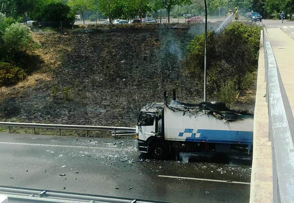 SUCCESSOS: S’incendia un camió que transportava laca a Martorell