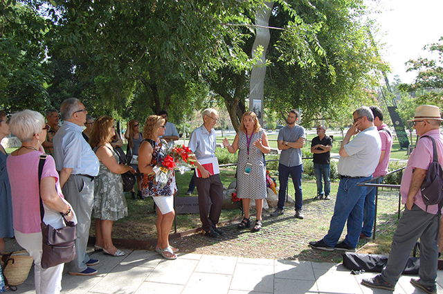 Una àmplia delegació de CCOO i d'altres persones d'entitats, s'han concentrat a les 10 hores al monòlit que va erigir la ciutat de Cornellà a Joan N. García-Nieto al Parc Rosa Sensat i Vila de Cornellà de Llobregat