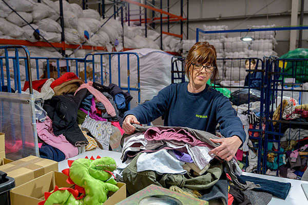SOCIETAT: El Baix Llobregat dona 128 tones de roba usada de gener a juny