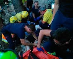 SUCCESSOS: Els Bombers rescaten un noi que havia caigut en una zona d'escalada de Vallirana