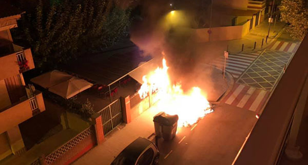 SUCCESSOS: Un incendi a Esplugues crema tres contenidors, un fanal i una coberta d’una terrassa d’un bar