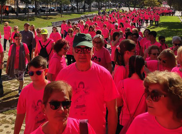 SOCIETAT: Un miler de persones van tenyir de rosa els carrers de Viladecans en una caminada contra el càncer