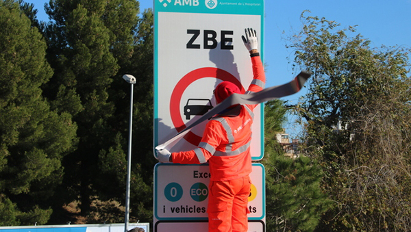 MEDI AMBIENT: L’AMB està a punt d’enllestir la instal·lació dels senyals de trànsit i les càmeres de seguretat de la ZBE