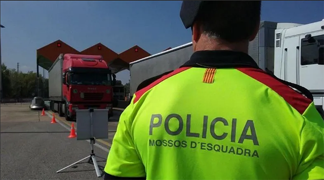 Els fets van tenir lloc quan els mossos de trànsit feien un control a l'AP7, terme municipal de Martorell, de vehicles pesants
