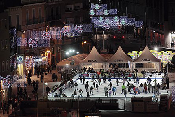 SOCIETAT: Avui s’estrena una pista de patinatge sobre gel a la plaça Catalunya d’Esplugues