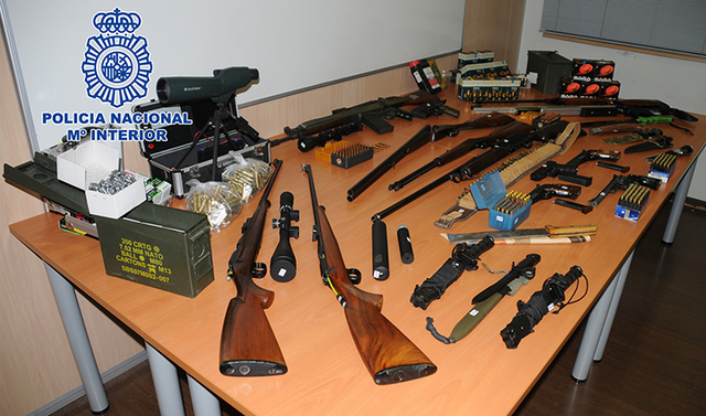 S'han confiscat vuit armes curtes i vuit armes llargues -entre elles un fusell d'assalt automàtic-, diversos dispositius silenciadors, visors telescòpics ,entre altres peces