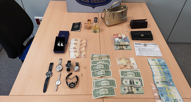 Els tres homes, que van ser arrestats en aquell moment, duien a sobre objectes que  havien estat sostrets del domicili, com joies i diners