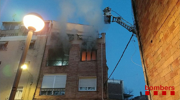 SUCCESSOS: Sis afectats per fum i un animal domèstic mort en un incendi en un pis de Cornellà 