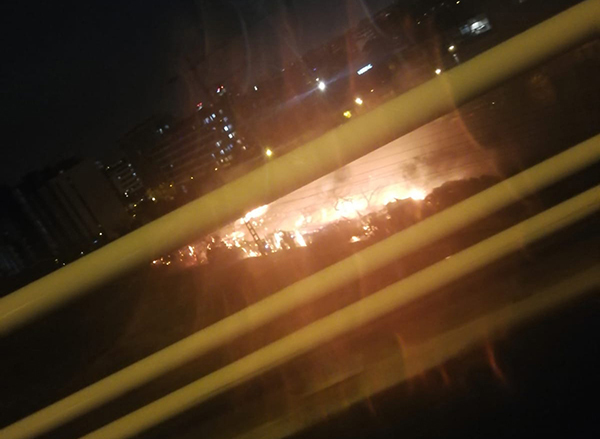 SUCCESSOS: Un incendi a Can Mercader de Cornellà atura la línia R4 de Rodalies