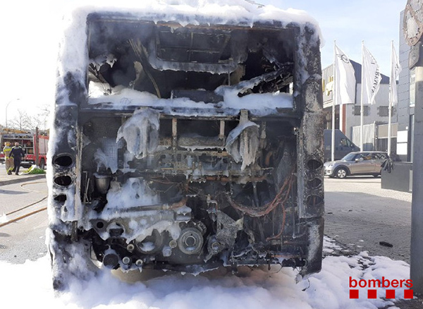 SUCCESSOS: Crema un autocar de línia a Sant Boi de Llobregat sense ferits