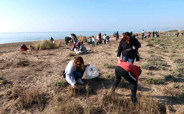 MEDI AMBIENT: Més de 200 persones recullen fins a 48 quilos de residus (plàstics i burilles) a la platja de Gavà