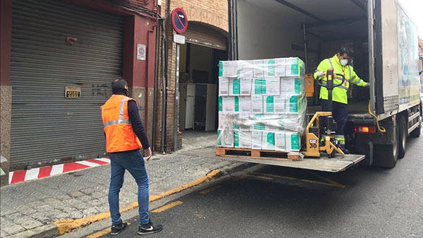 Una empresa de Sant Boi dona 360.000 guants de plàstic