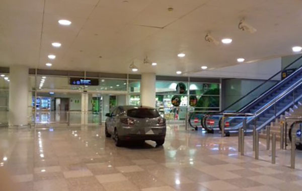 SOCIETAT: Detingudes dues persones per accedir amb el seu vehicle a l’interior de la Terminal 1 de l’aeroport