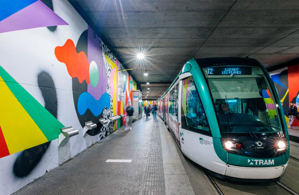 S’inaugurà el mural d'art urbà a la parada del tramvia de Cornellà Centre