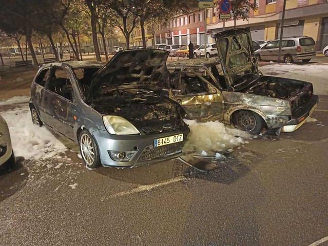 Imatge dels efectes de l'incendi als cotxes afectats