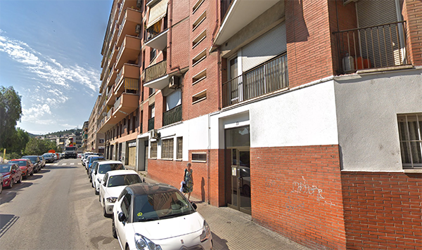SUCCESSOS: Un intoxicat per fum en un incendi en un pis de Sant Andreu de la Barca