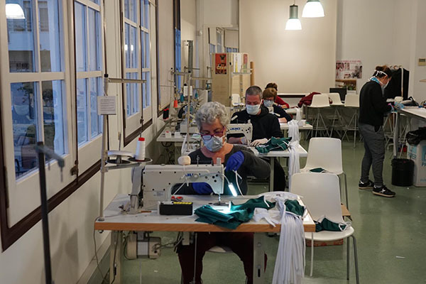 SOCIETAT: Persones voluntàries col·laboren cosint material hospitalari al taller de costura municipal de Sant Joan Despí