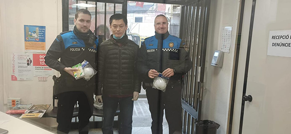 SOCIETAT: Donació d’un comerciant xinès d’Olesa de guants i mascaretes a la Policia Local
