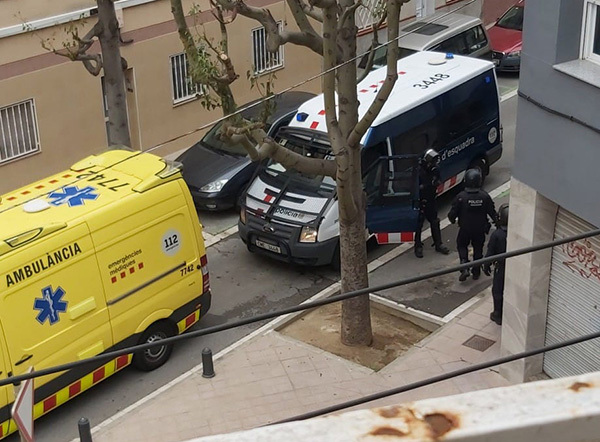 SUCCESSOS: Els Mossos d’Esquadra detenen a Sant Joan Despí un home amb problemes mentals després d’amenaçar-los amb benzina