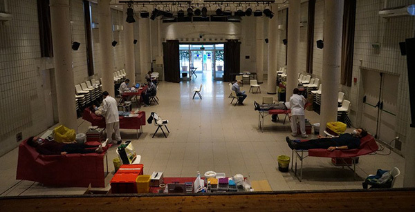 SOCIETAT: Cent-vuitanta persones van participar en la campanya especial de donació de sang a Esplugues