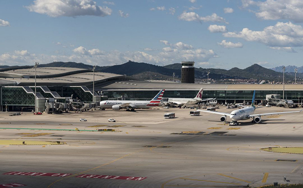 SOCIETAT: L’Aeroport Josep Tarradellas Barcelona-El Prat passa a ser un gran pàrquing d’avions