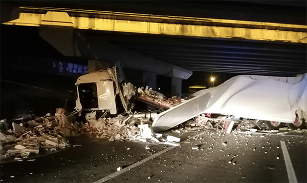 SUCCESSOS: Un camió que circulava per l’A-2 ha caigut a la C-245 en un accident sense ferits greus a Cornellà de Llobregat