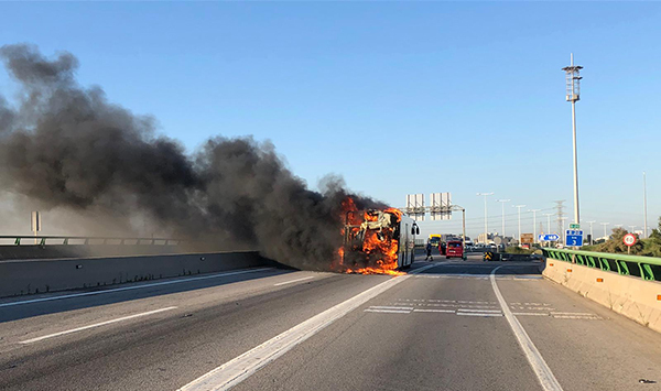 SUCCESSOS: S’incendia un autobús sense passatgers a Cornellà de Llobregat