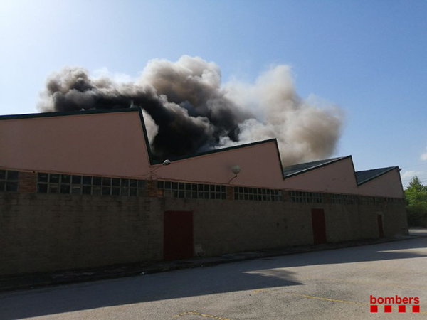 SUCCESSOS: Crema una nau industrial a Abrera sense causar ferits