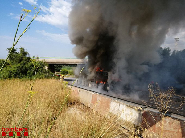 SUCCESSOS: Crema la cabina d’un camió tràiler a la B-23 al terme municipal del Papiol i un autobús a Cornellà