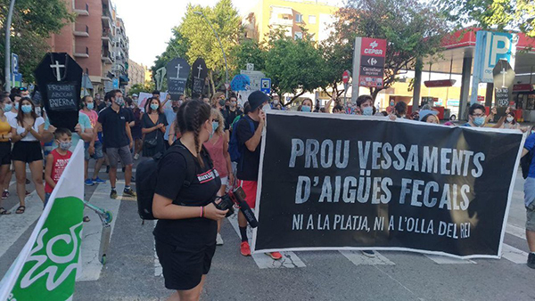 MEDI AMBIENT: Èxit de participació en la manifestació contra el vessament d’aigües fecals a Castelldefels