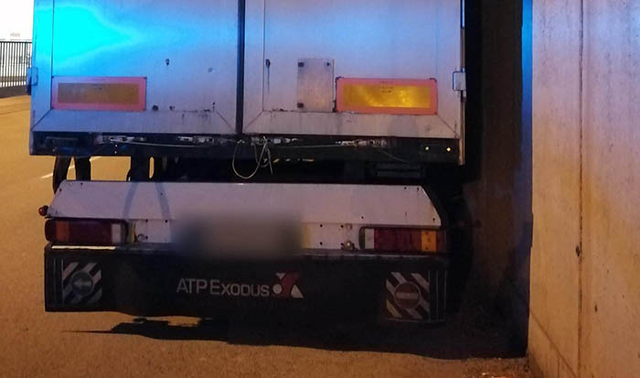 El camió estava estacionat molt proper a la paret del carrer amb la intenció d’evitar el robatori de la seva càrrega 